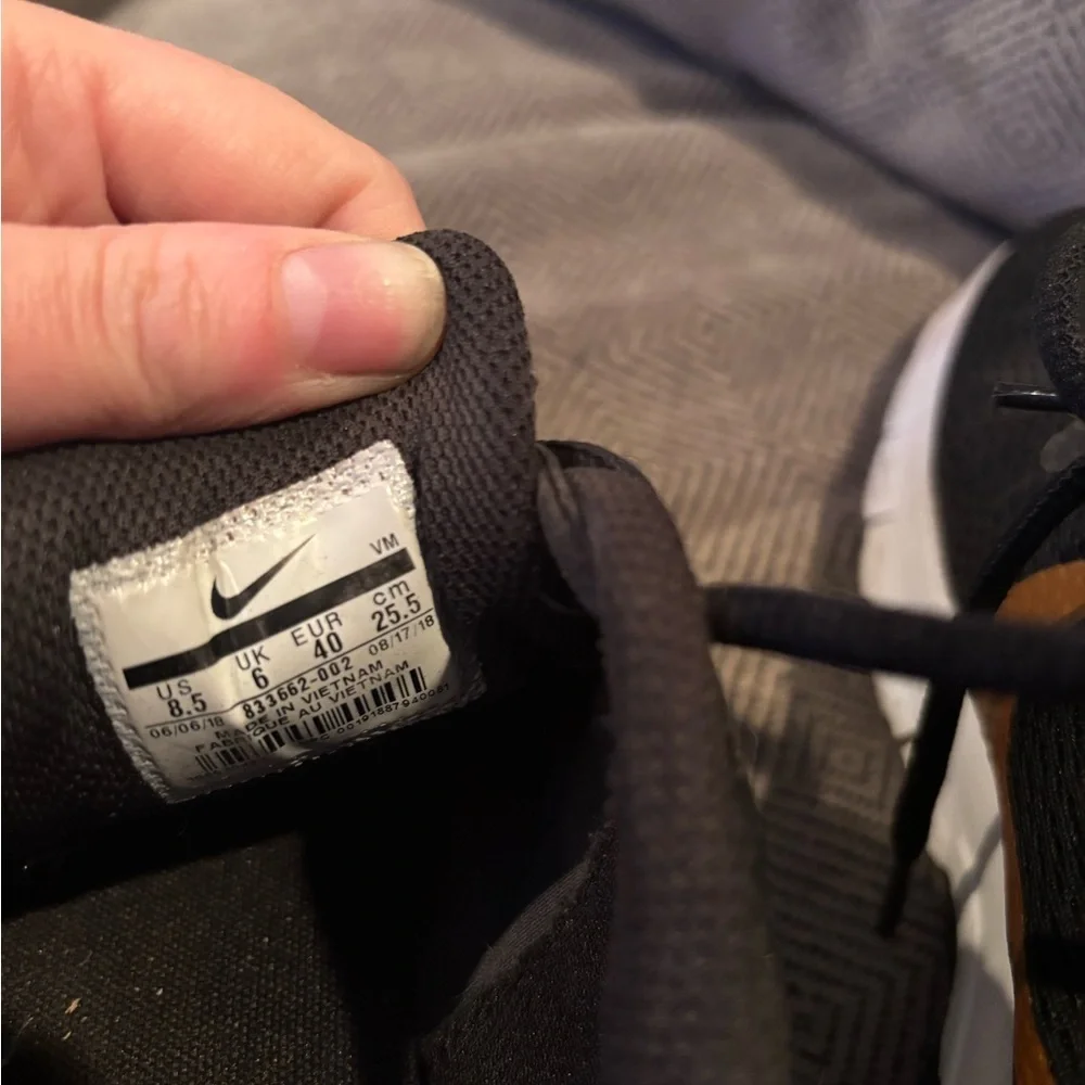 Nike Black and gold Women's Sneakers shoes 8.5 running A00501